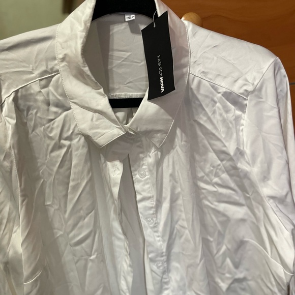 A satin blouse. - Picture 5 of 8